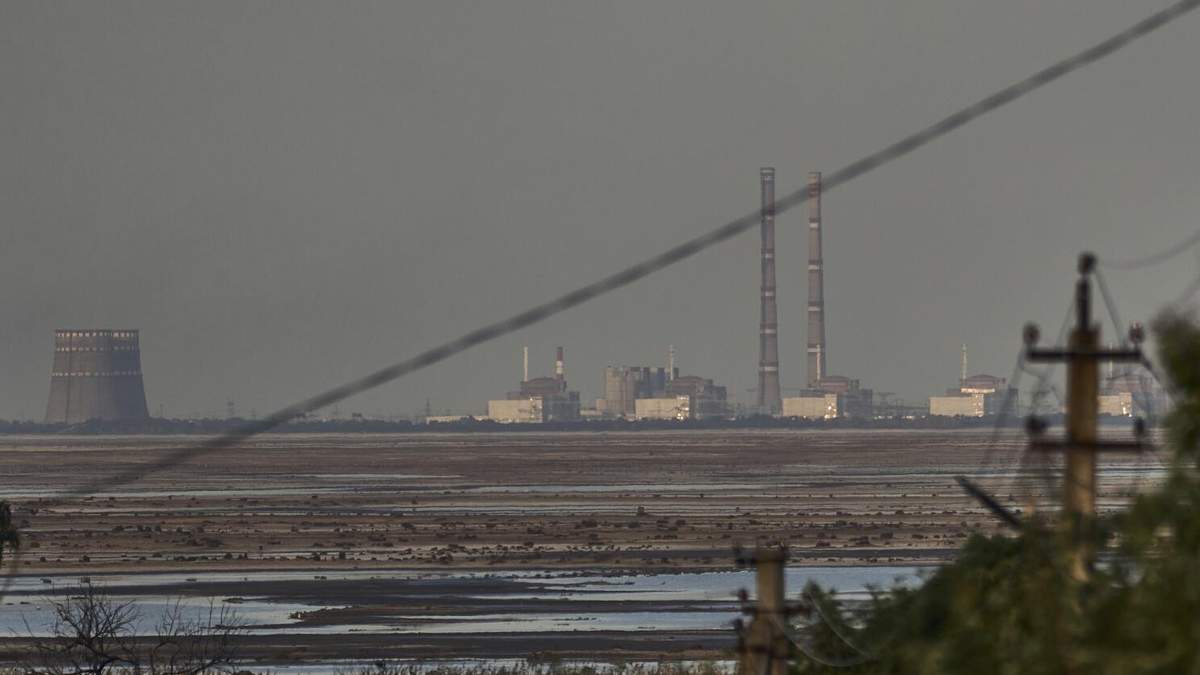 ARCHIVO - La planta de energía nuclear que Rusia controla en Zaporiyia, la más grande de Europa, es vista al fondo tras el rompimiento de un dique en Energodar, Ucrania