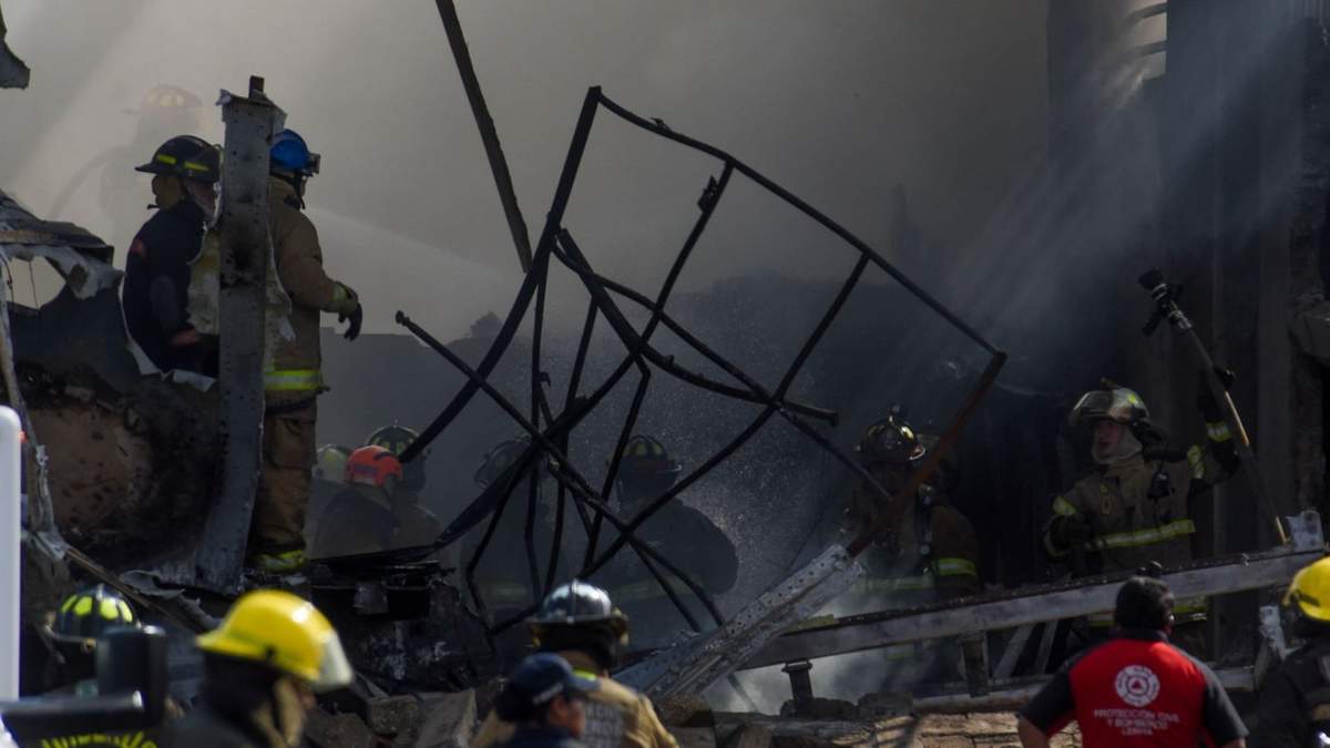 Personal de emergencia en la zona donde ocurrió el accidente