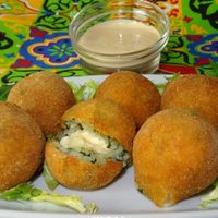 No tires el puré que sobró: prepará estas ricas bombas de papa y espinaca, perfectas para un almuerzo exprés