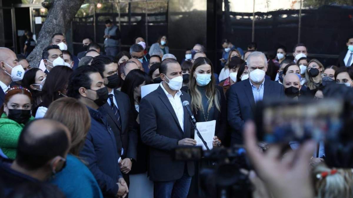 Marko Cortés con el grupo de panistas frente a la FGR