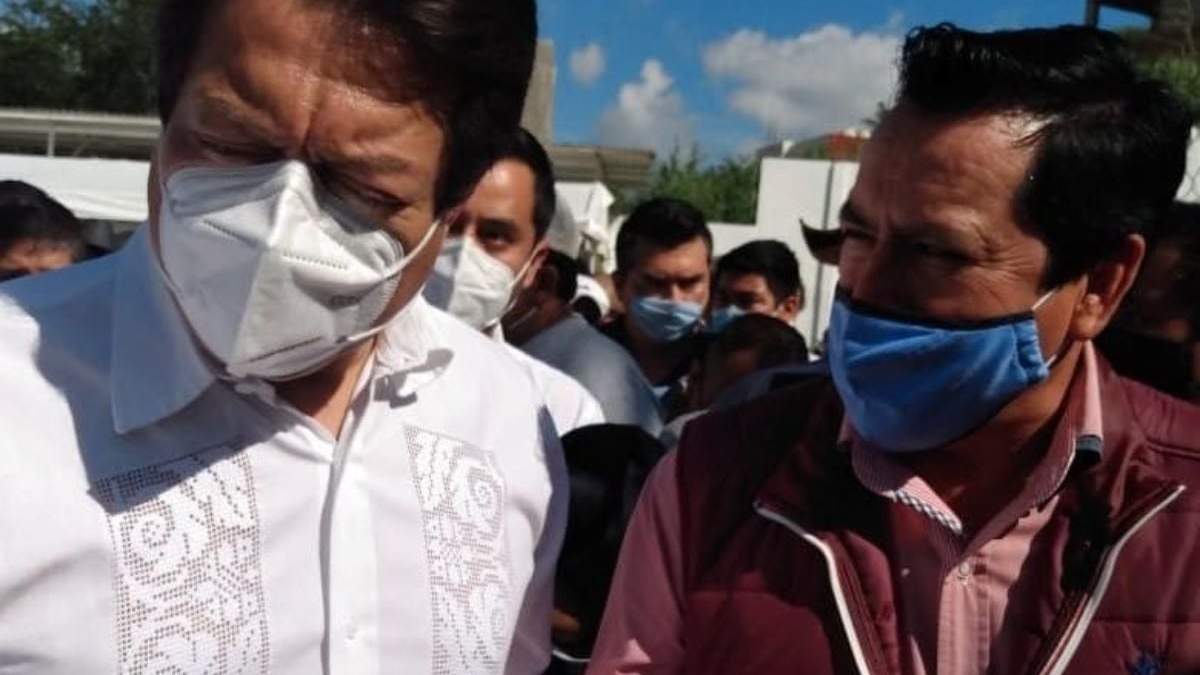 Mario Delgado con Mario Figueroa, precandidato de Morena a la alcaldía de Taxco, herido de gravedad tras un ataque