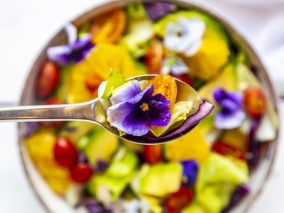Flores comestibles: 5 consejos útiles para incluirlas en tus platos
