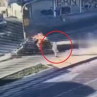 Video: cinco hombres salen corriendo de un auto en llamas tras se aplastados por un colectivo