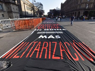 Colectivo “Hasta encontrarte” coloca megamanta contra la militarización de la SCJN a Palacio Nacional
