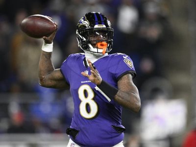 Ravens venció 35-10 a Cleveland; Lamar Jackson superó las 4 mil yardas por pase