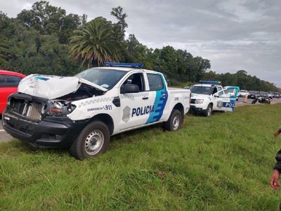 Insólito: patrulleros de la Policía Bonaerense protagonizaron un choque en cadena en Ruta 2