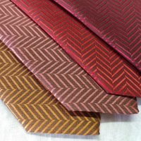 No tires las corbatas de tu abuelo: hacé esta bonita alfombra con un toque vintage para tu habitación