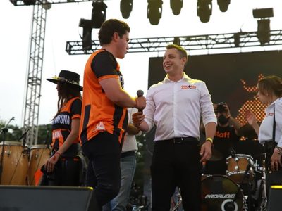 Samuel García cierra campaña con concierto afuera de la Arena Monterrey