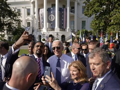 Popularidad de Biden sube antes de elecciones de noviembre
