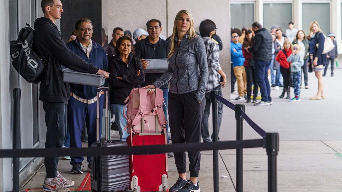 Una familia de Holladay, Utah, espera en fila para recibir sus pasaportes en Los Ángeles