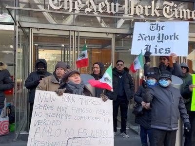 Mexicanos protestan frente a The New York Times: "AMLO no estás solo"