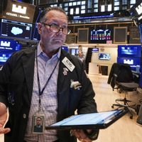 Wall Street cae y el petróleo sube mientras Trump insta a Irán a rendirse