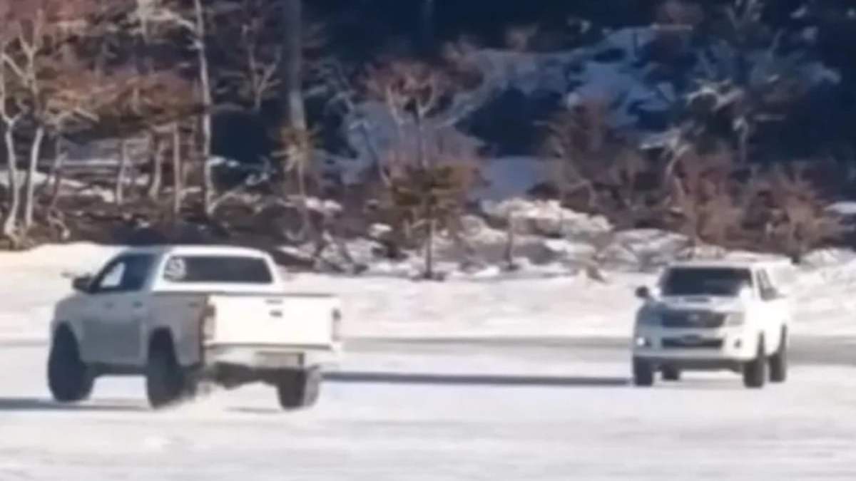 Las camionetas ingresaron sin autorización a la laguna y realizaron trompos sobre la superficie congelada. Fuente: (Captura de Video)