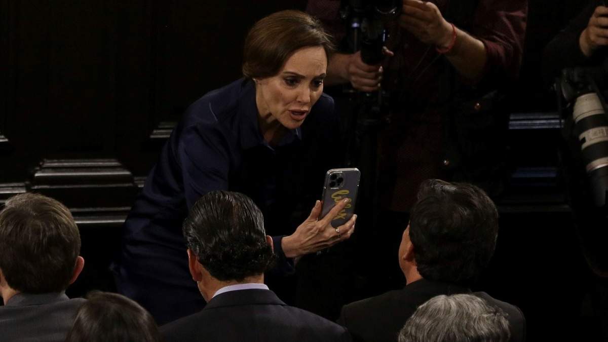 Lilly Téllez en el momento de enfrentar a Jesús Ramírez Cuevas