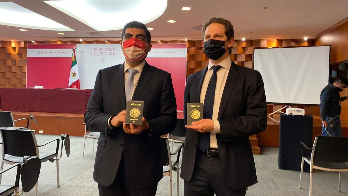 Los directores de Oficinas de Pasaportes, Carlos Candelaria, y de Servicios Consulares, Jaime Vázquez Bracho