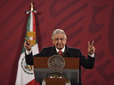 AMLO aplaude al poder judicial por "proceso de renovación" y al legislativo por "reformas benéficas"