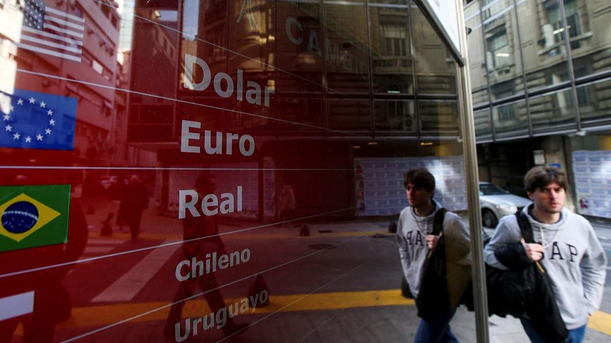 Las casas de cambio vendían el dólar a $386 en el cierre de la semana. Fuente: (Twitter).
