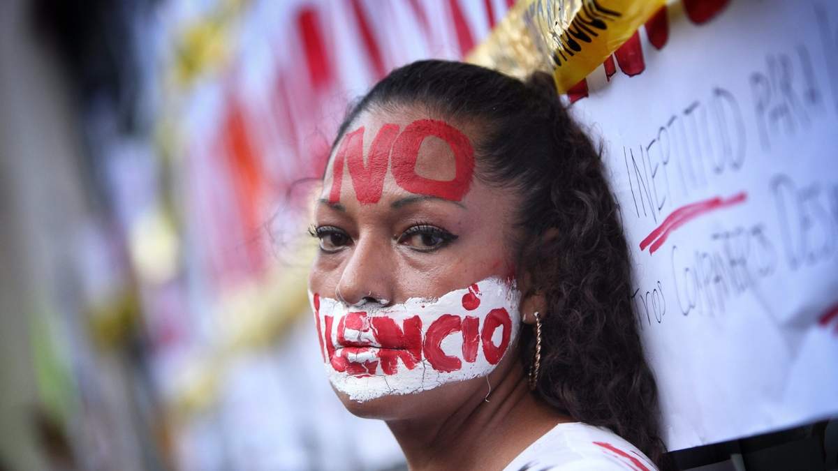 Una mujer protestas por su libertad de expresión en México. Fuente: (Twitter)