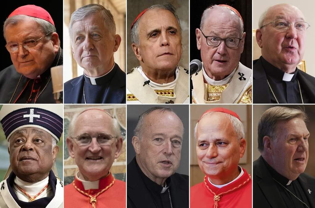 En la fila superior y de izquierda a derecha, los cardenales estadunidenses Raymond Burke, Blase Cupich, Daniel DiNardo, Timothy Dolan y Kevin Farrell, y en la fila inferior, de izquierda a derecha, Wilton Gregory, James Michael Harvey, Robert McElroy, Robert Francis Prevost y Joseph Tobin