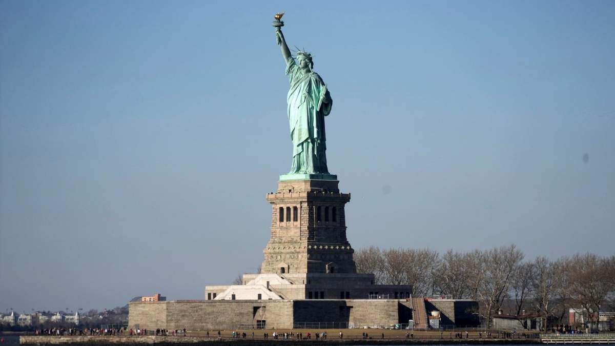 El meteoro pasó sobre la Estatua de la Libertad en Nueva York