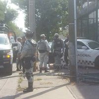 Hombre que intentó secuestrar un vuelo de Volarís provocó un accidente vial durante su traslado