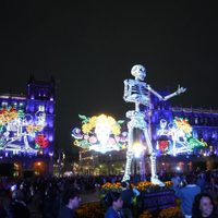 El Zócalo da la bienvenida a los muertos: encienden alumbrado conmemorativo