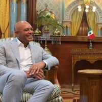 AMLO recibe a la leyenda del béisbol Mariano Rivera, expitcher de los Yankees de Nueva York (video)