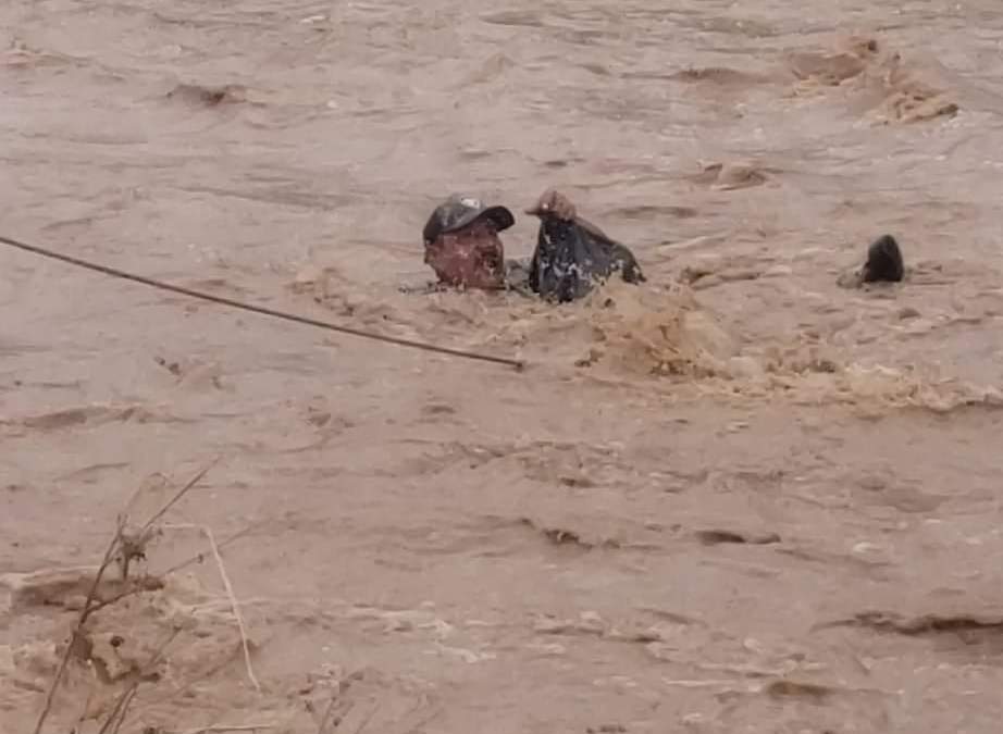 Hombre rescatado de la corriente del río en Cumpas, Sonora