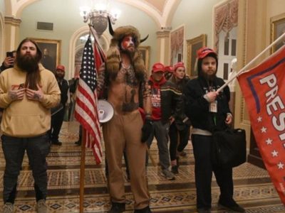 "The Q-Shaman", así se hace llamar el sujeto con cara pintada que irrumpió en el Capitolio