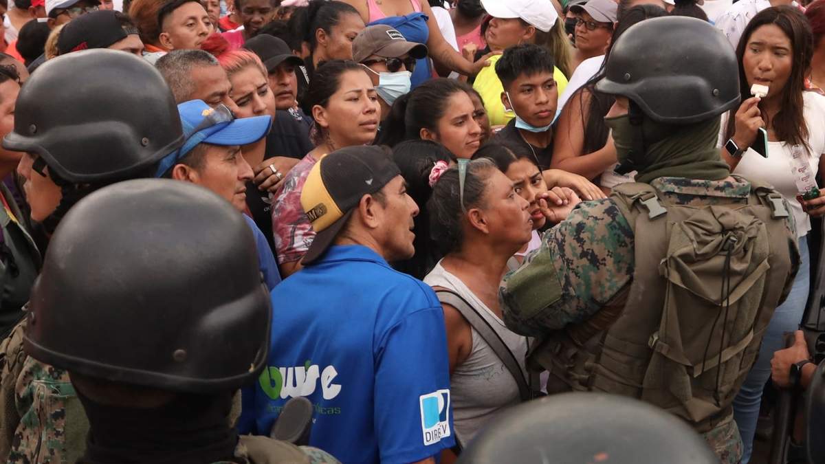 Amigos y familiares de presos esperan noticias de sus seres queridos tras los enfrentamientos con muertos en la Penitenciaría del Litoral de Guayaquil, Ecuador