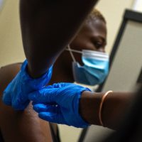 Sudáfrica suspende aplicación de vacuna de AstraZeneca; es muy pronto para rechazarla: OMS