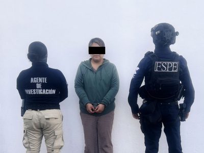Detienen a mujer policía acusada de filtrar información a un grupo delictivo en Guanajuato