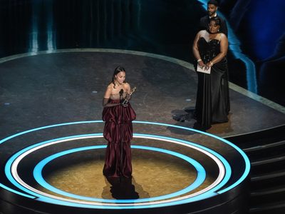 Zoe Saldaña gana el Oscar como actriz de reparto por "Emilia Pérez"; reivindica a migrantes