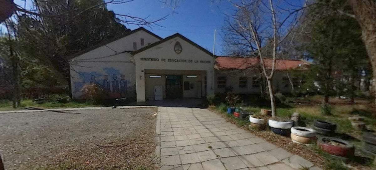 El ingreso a la Escuela Rural 142 de Cipolletti. Fuente: (Facebook)
