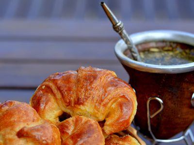 Medialunas de hojaldre exprés: la tarde se presta para unos mates y esta receta súper fácil y económica