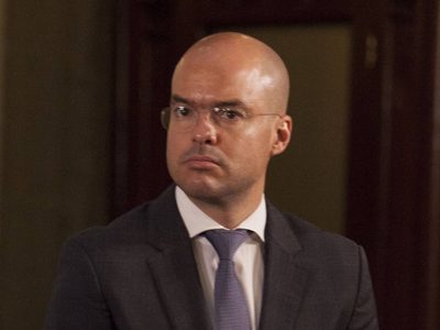David León comparece ante FGR por video donde entrega dinero a Pío López Obrador