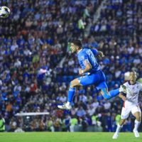 Con gol del uruguayo Rivero, Cruz Azul derrota a Chivas y se aferra a la cima del torneo Apertura