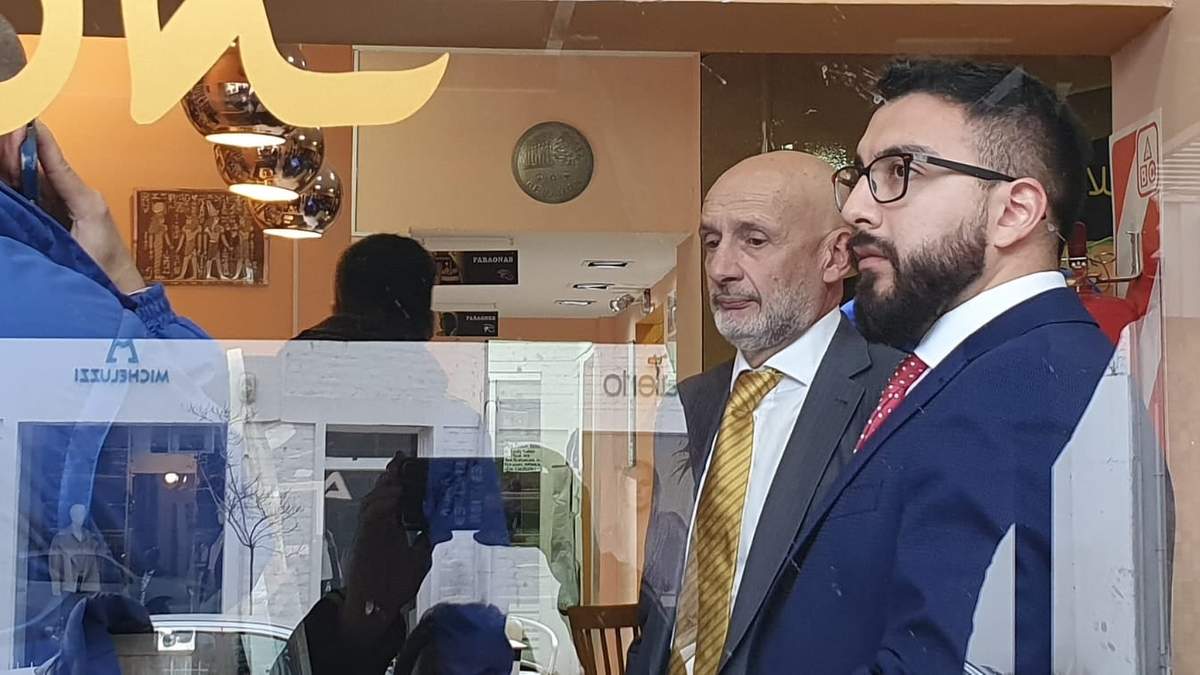 La fiscalía observa cómo allanan el local comercial de Ricardo Soiza.