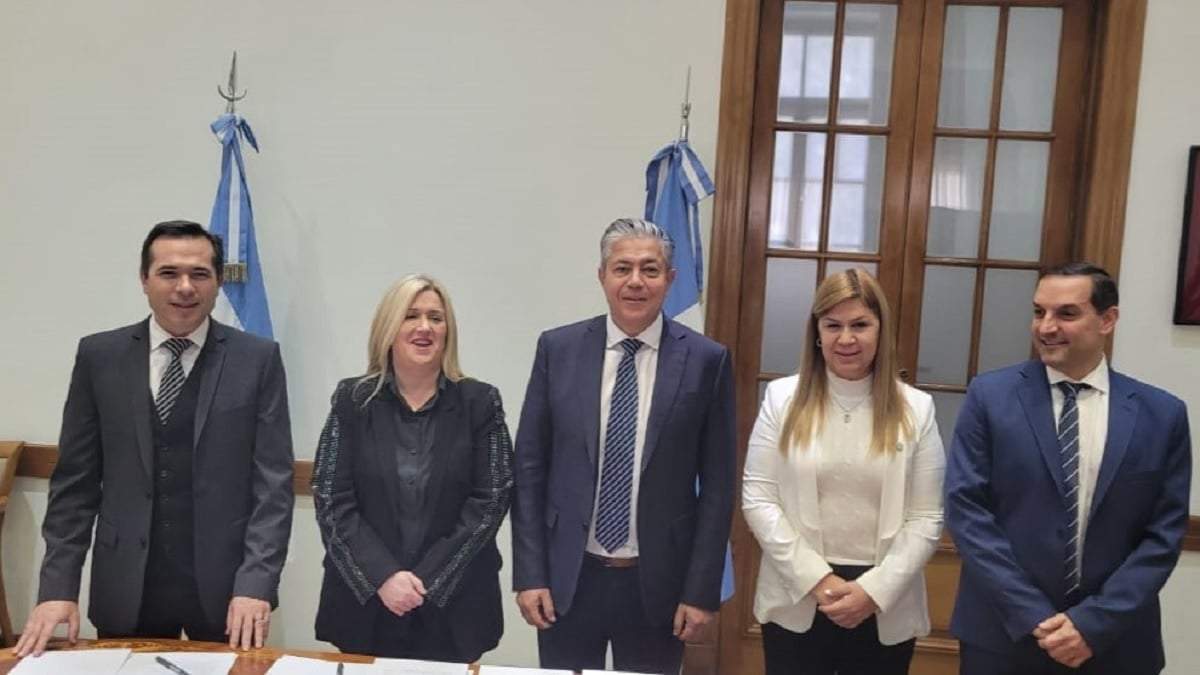 Las máximas autoridades provinciales firmaron el convenio para elaborar criterios de combate del narcomenudeo. Fuente: (MPF)