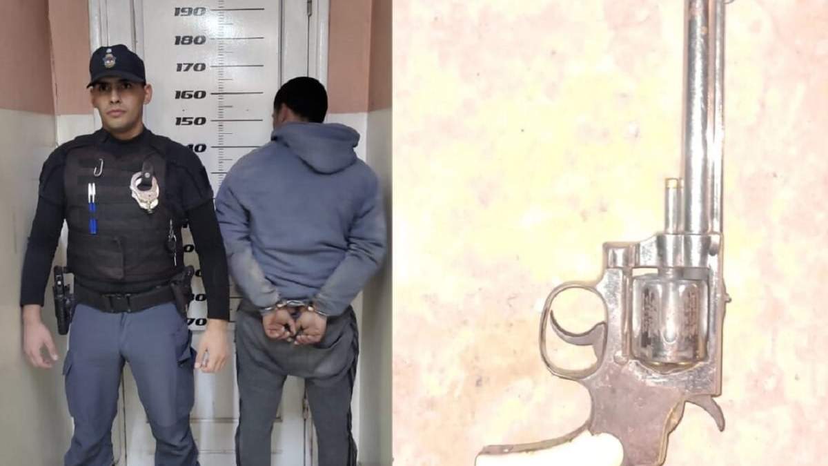 El detenido y el arma que le secuestró la policía. Fuente: (Centenario Digital)
