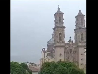 Rayo cae en torre de la iglesia de Santa Prisca en Taxco