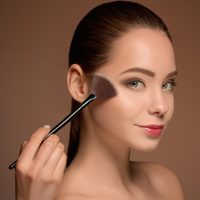 El truco de la tijera para el maquillaje perfecto: llevá tu contouring a otro nivel con este paso a paso