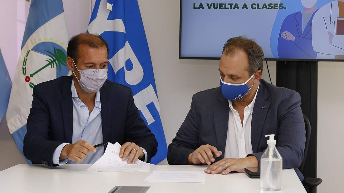 Omar Gutiérrez junto al gerente de Asuntos Externos de YPF, Federico Califano. Fuente: (Twitter)