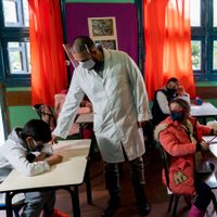 San Juan vuelve a las aulas y reparte kits de higiene entre alumnos y docentes