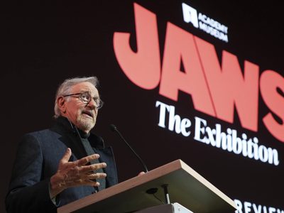 Steven Spielberg celebra la exposición del 50 aniversario de "Tiburón" en el Museo de la Academia