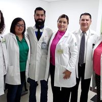 Médicos del IMSS extraen y reimplantan vientre y feto para quitar tumor de 22 centímetros