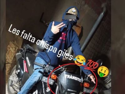 Aparecieron fotografías de un hombre posando con la moto robada a una inspectora municipal de Tránsito