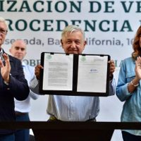 AMLO firma decreto para regularizar los autos chocolate, y promueve la revocación de mandato