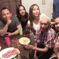 Una familia adopta a un adulto mayor de 108 años que vivía en la calle bajo un árbol