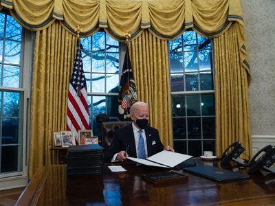Juez designado por Trump bloquea orden de Biden que frena deportaciones